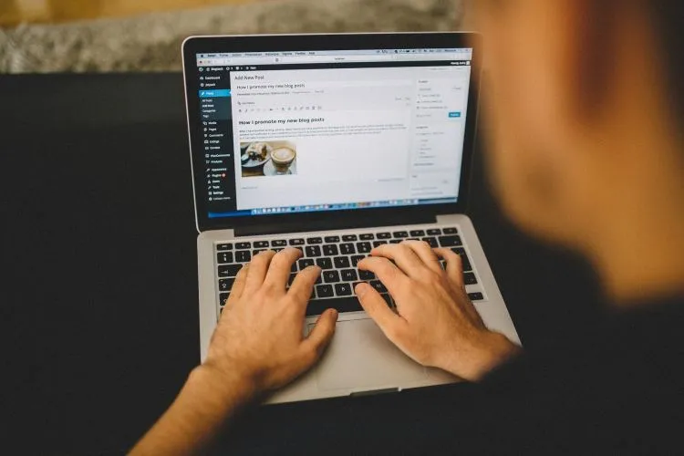 Programista przy laptopie
